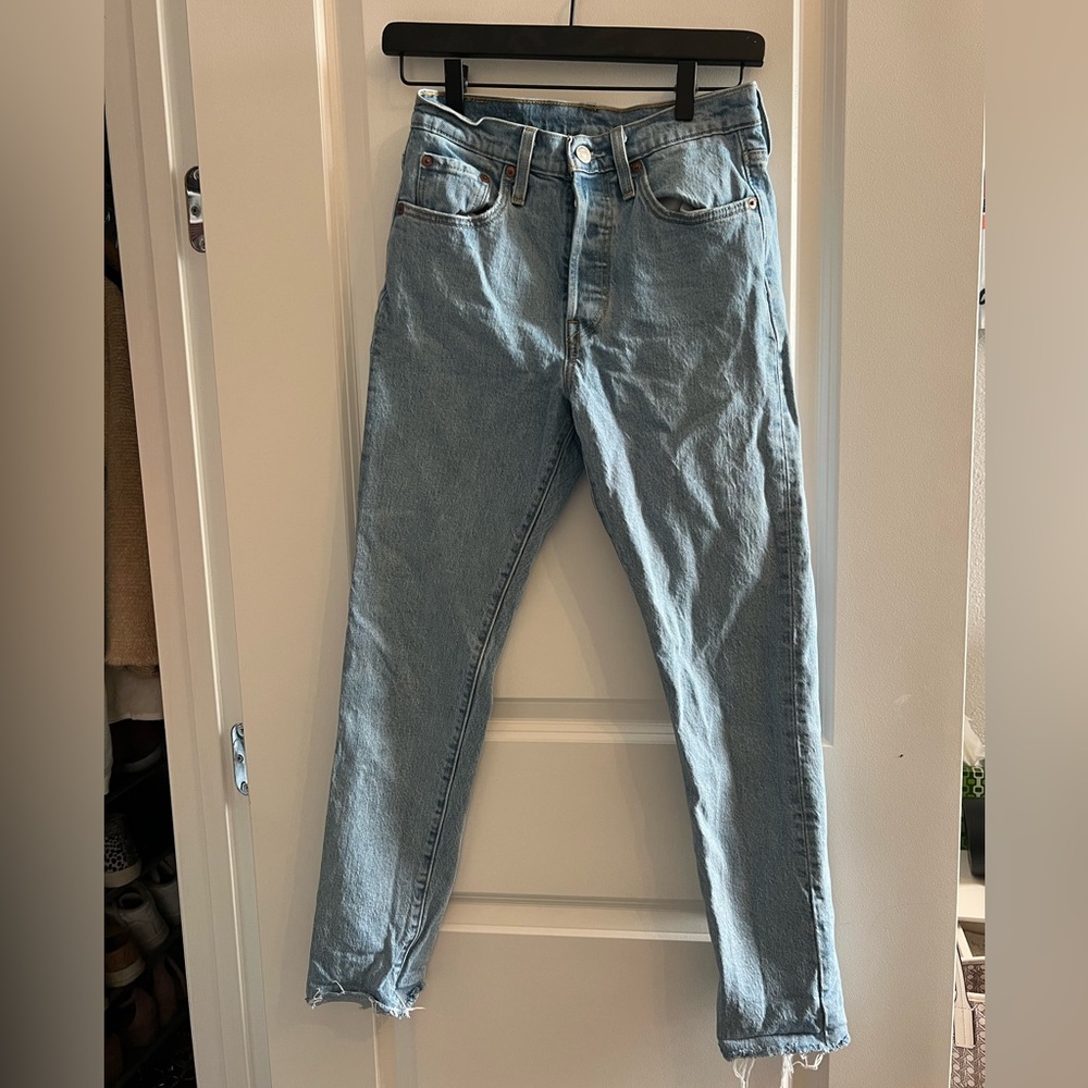 Light wash Levi’s 501